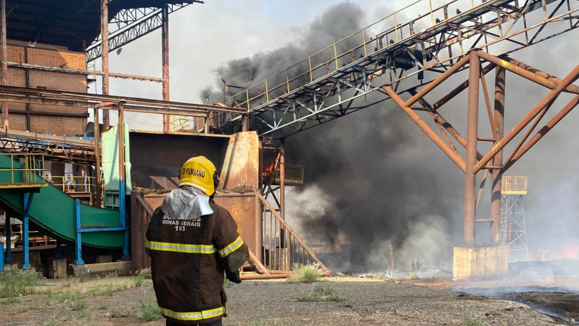 Incêndio em usina desativada mobiliza bombeiros em Sacramento