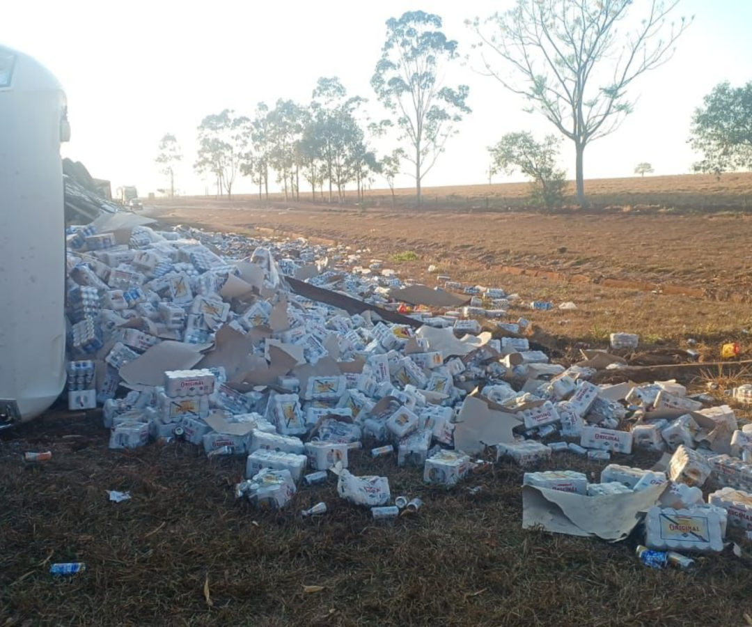 Rodotrem carregado de cervejas tomba ao tentar conversão em trevo da MGC-497
