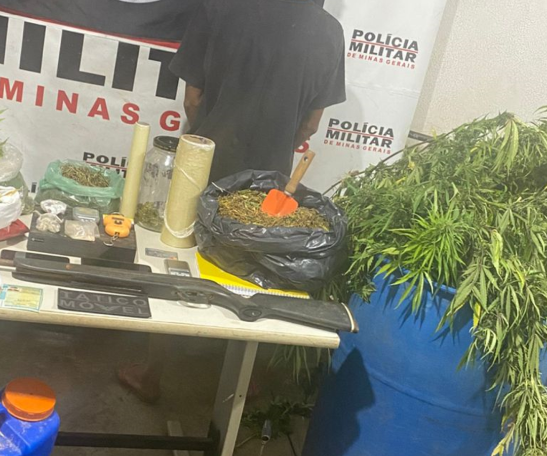 Apreensão incluiu drogas, balanças de precisão, veículo e armas na zona rural da cidade (foto: divulgação/ PMMG)
