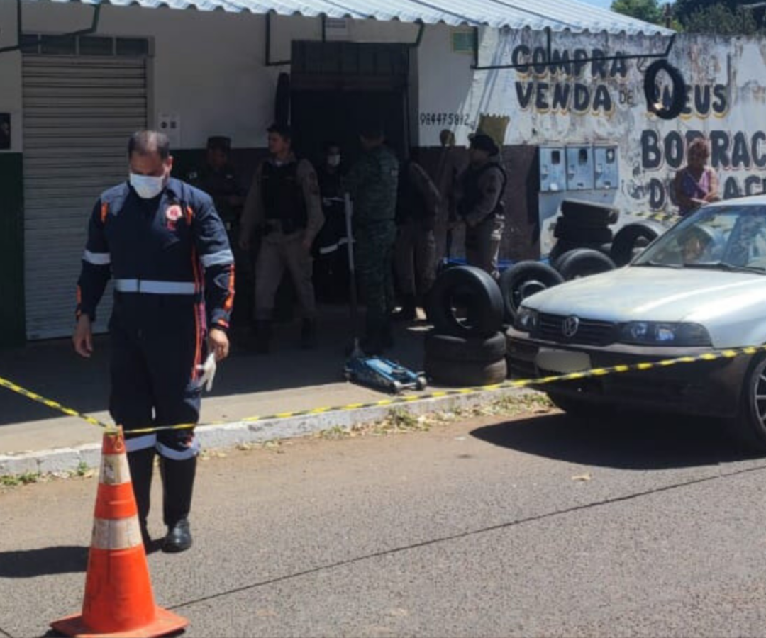 Homem é executado dentro de borracharia em Araguari. Vítima, de 32 anos, foi morta a tiros na frente do filho de 4 anos, que não se feriu