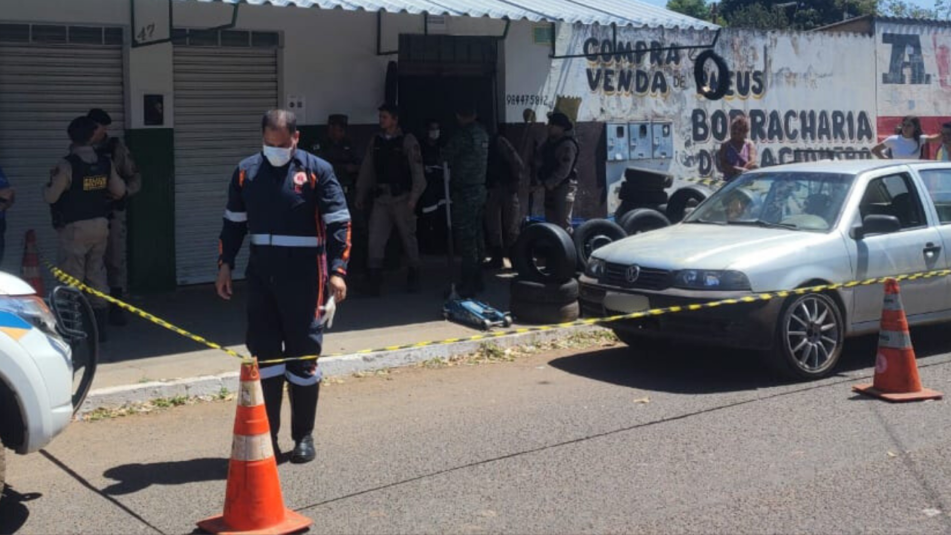 Homem é executado dentro de borracharia em Araguari. Vítima, de 32 anos, foi morta a tiros na frente do filho de 4 anos, que não se feriu