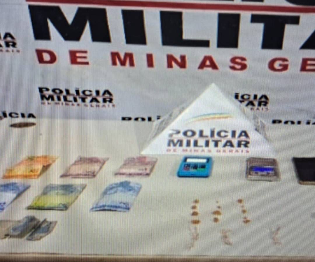 Ação policial flagrou intensa movimentação de venda de drogas em residência de Uberaba  (foto: divulgação/ PMMG)