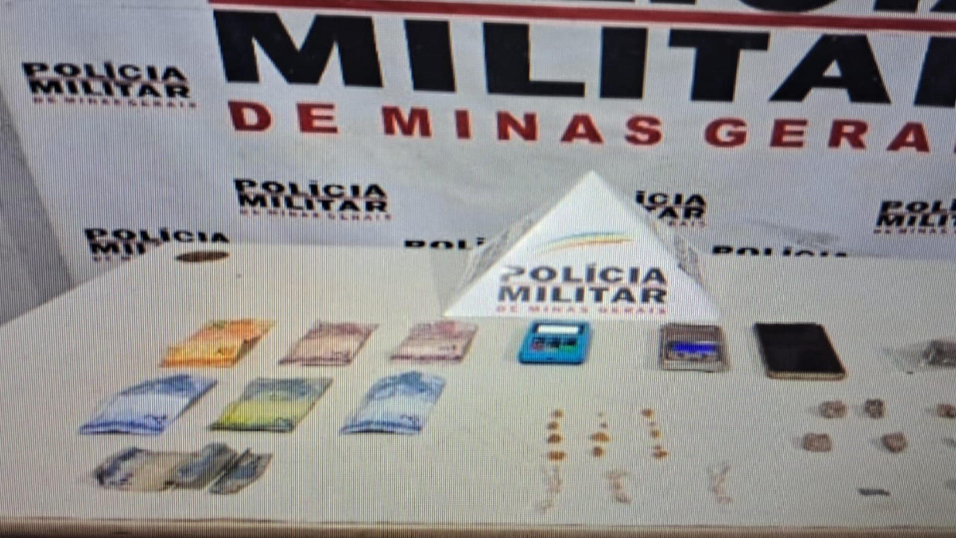 Ação policial flagrou intensa movimentação de venda de drogas em residência de Uberaba  (foto: divulgação/ PMMG)