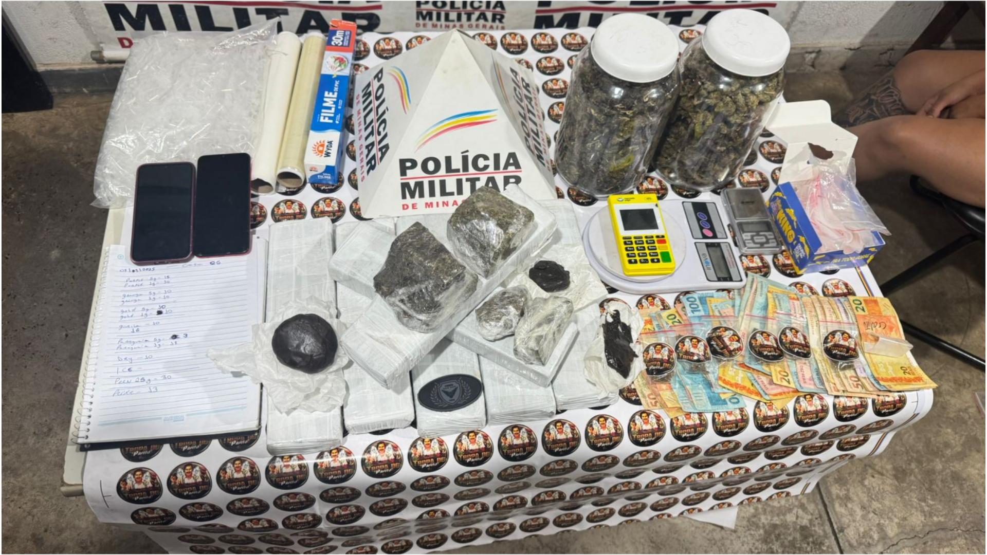 PM apreende grande quantidade de drogas e prende dois por tráfico