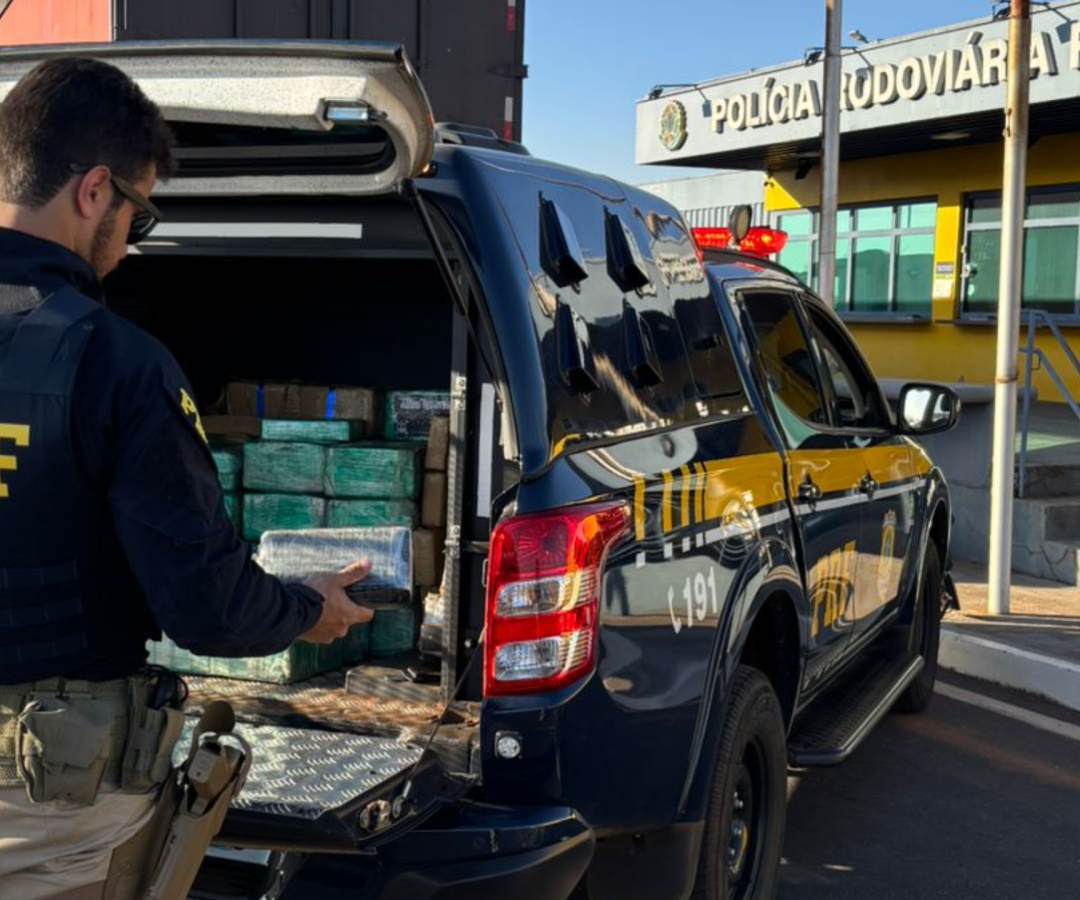 PRF apreende quase 300 kg de drogas escondidas em caminhão na BR-262, em Uberaba