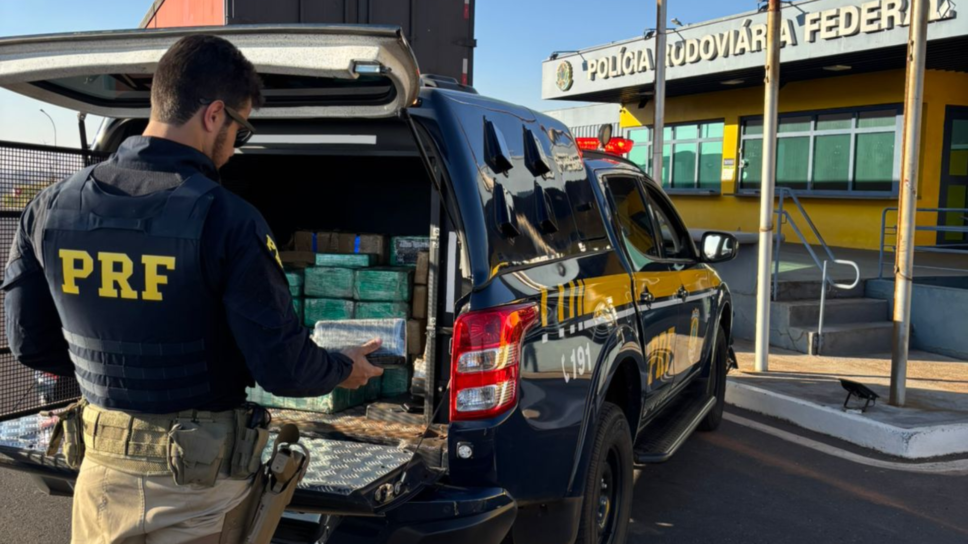 PRF apreende quase 300 kg de drogas escondidas em caminhão na BR-262, em Uberaba