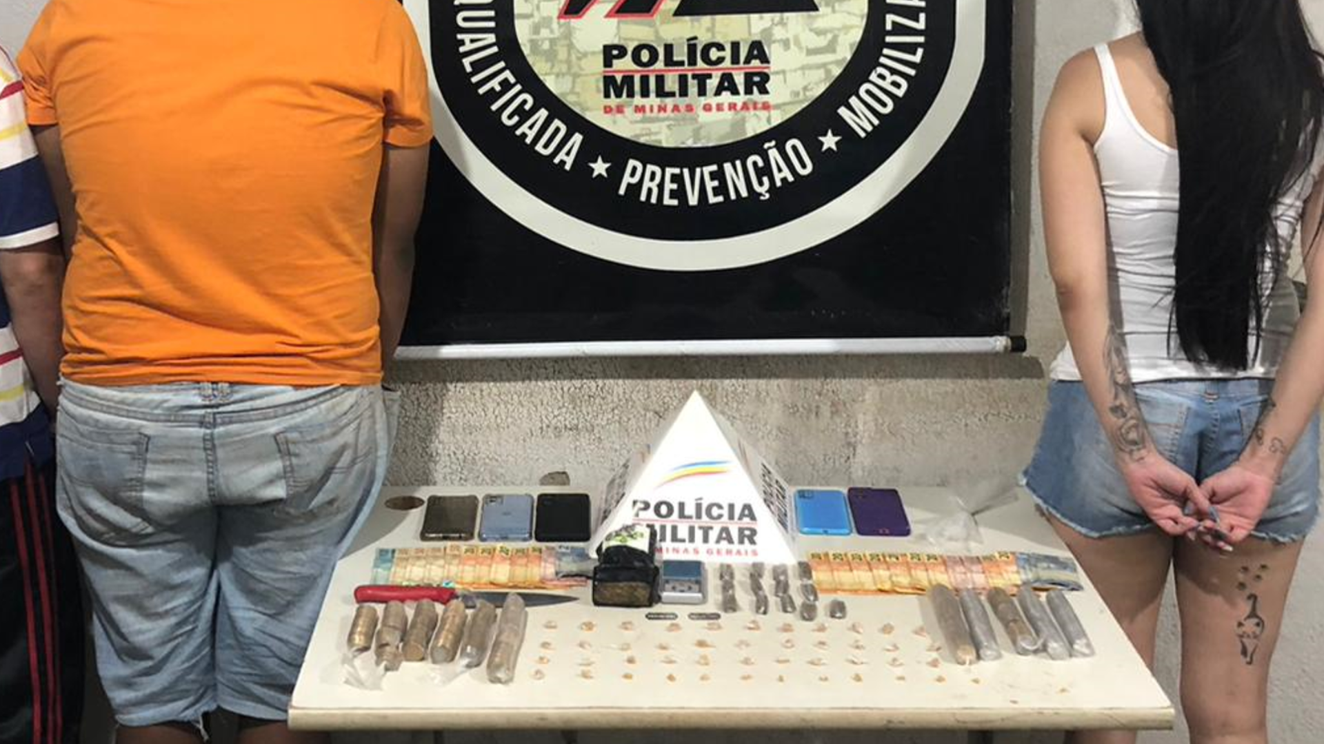 Operação do Gepar resultou na apreensão de maconha, crack, celulares e dinheiro
(foto: divulgação/ PMMG)