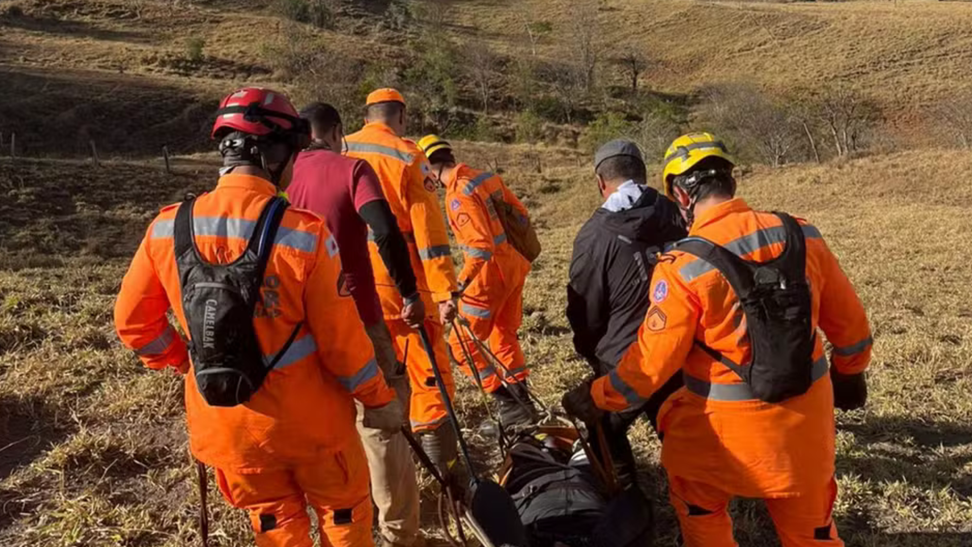 Equipes do Corpo de Bombeiros e do Samu atuaram juntas no resgate, que contou ainda com apoio de voluntários e policiais militares de folga (foto: divulgação/ corpo de bombeiros)