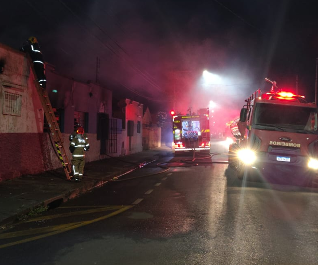 Corpo de Bombeiros usou cerca de 6 mil litros de água para conter as chamas e evitar que o fogo se alastrasse para imóveis vizinhos (foto: divulgação/ corpo de bombeiros)