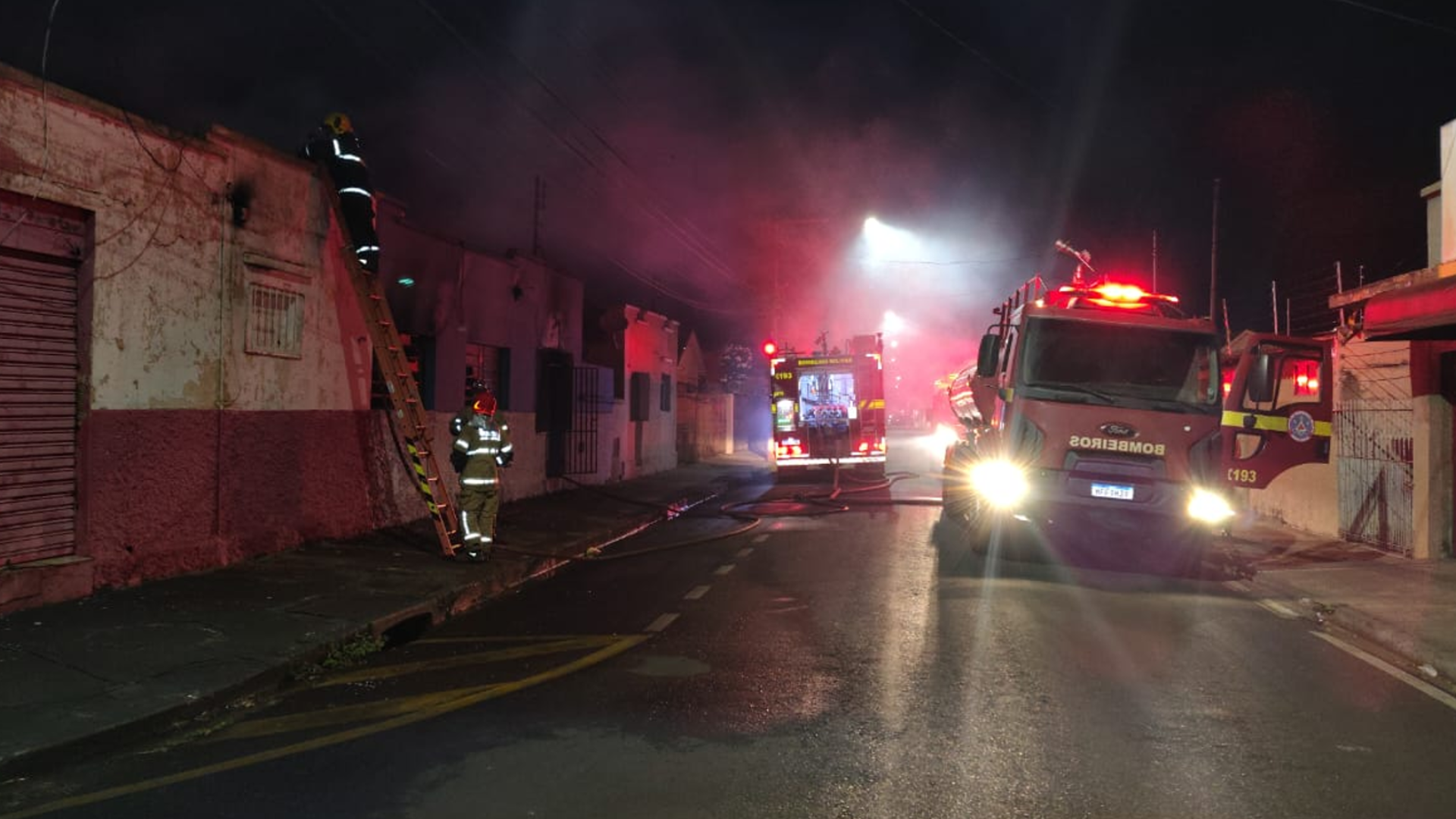 Corpo de Bombeiros usou cerca de 6 mil litros de água para conter as chamas e evitar que o fogo se alastrasse para imóveis vizinhos (foto: divulgação/ corpo de bombeiros)