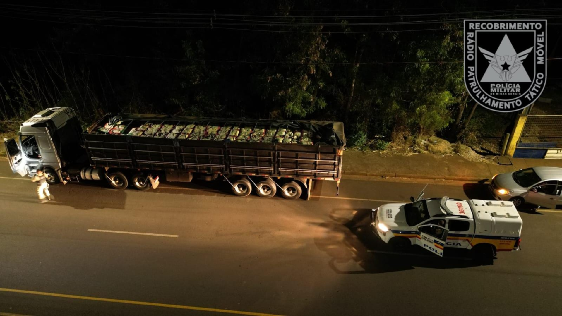 Roubo de carga termina com recuperação em Conceição das Alagoas Motorista foi rendido, amarrado e abandonado em pasto. Polícia recuperou caminhão e carga de fécula de mandioca avaliada em R$ 90 mil