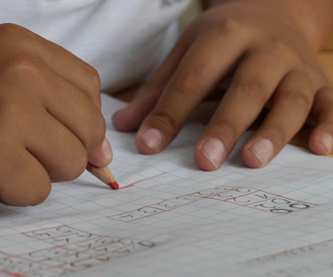 Menino em educação básica, escrevendo, foto para ilustrar educação Foto de Pixabay: https://www.pexels.com/pt-br/foto/caderno-grafico-branco-207756/