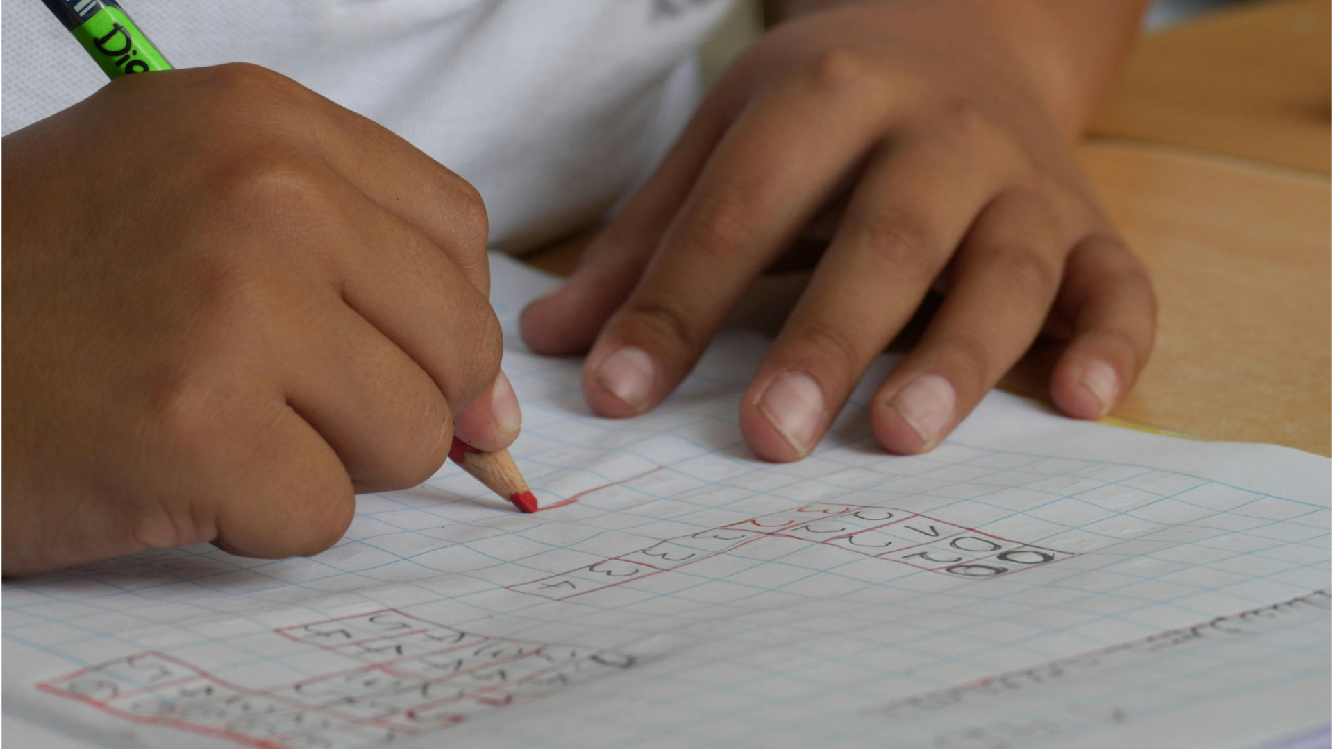 Menino em educação básica, escrevendo, foto para ilustrar educação Foto de Pixabay: https://www.pexels.com/pt-br/foto/caderno-grafico-branco-207756/