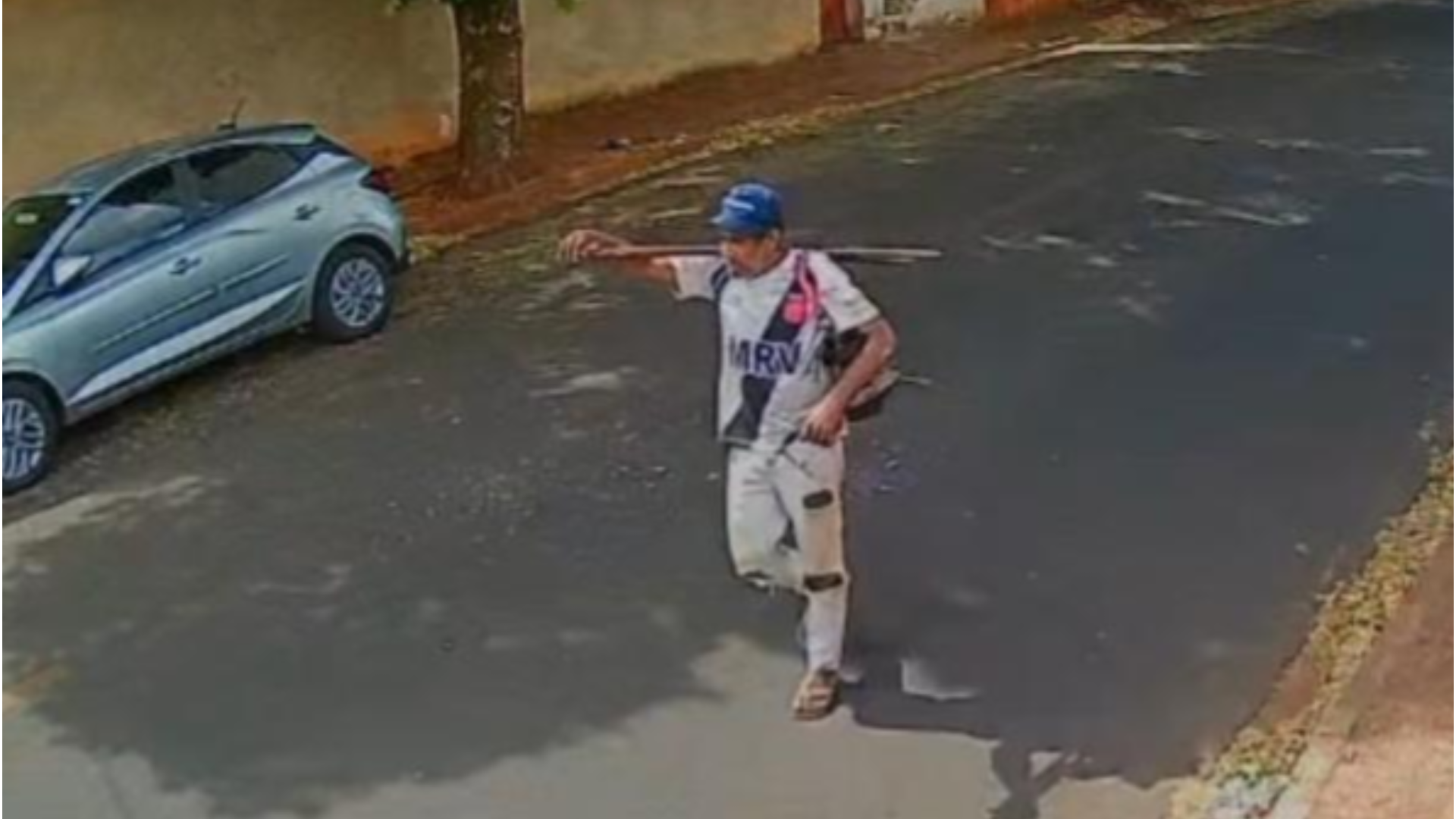 Tático Móvel prende homem em flagrante enquanto saía de residência com ventiladores, fios e torneiras furtados