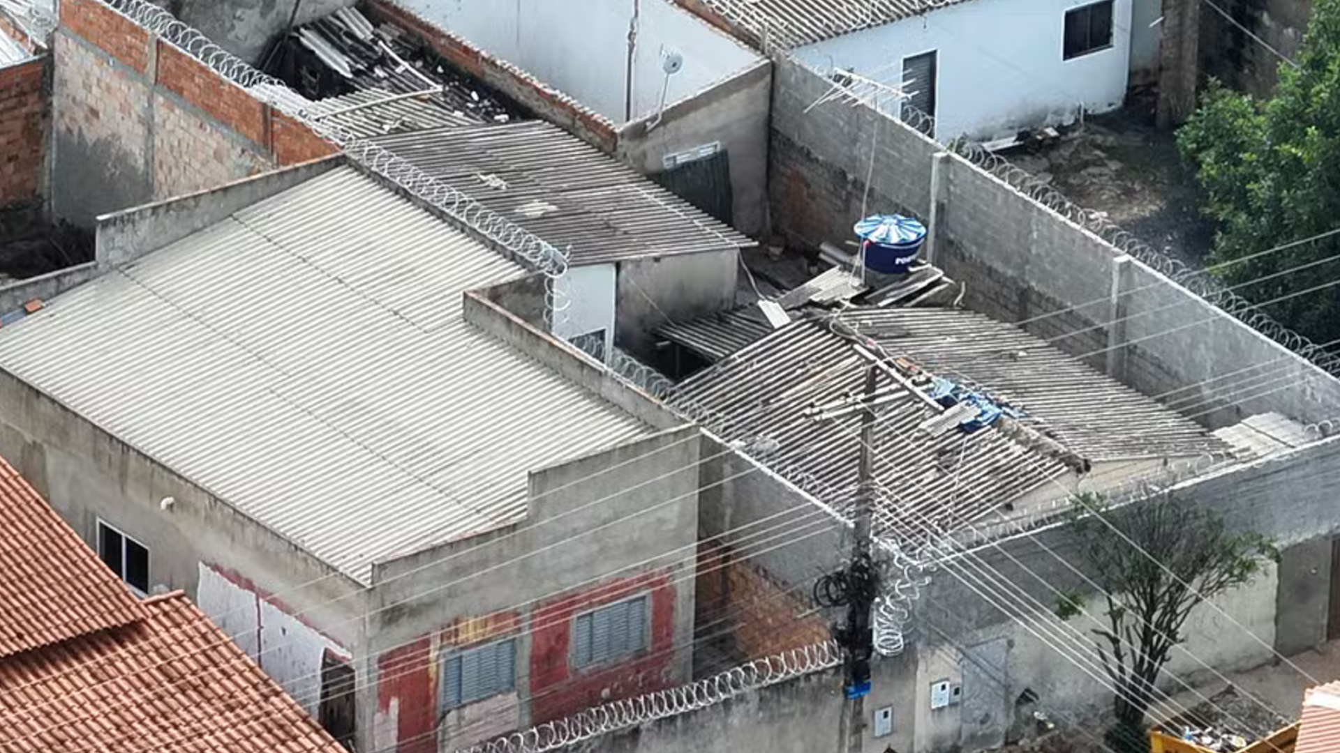 A casa utilizada pelos traficantes foi adaptada para dificultar o acesso das forças militares (foto: divulgação/ PMMG)