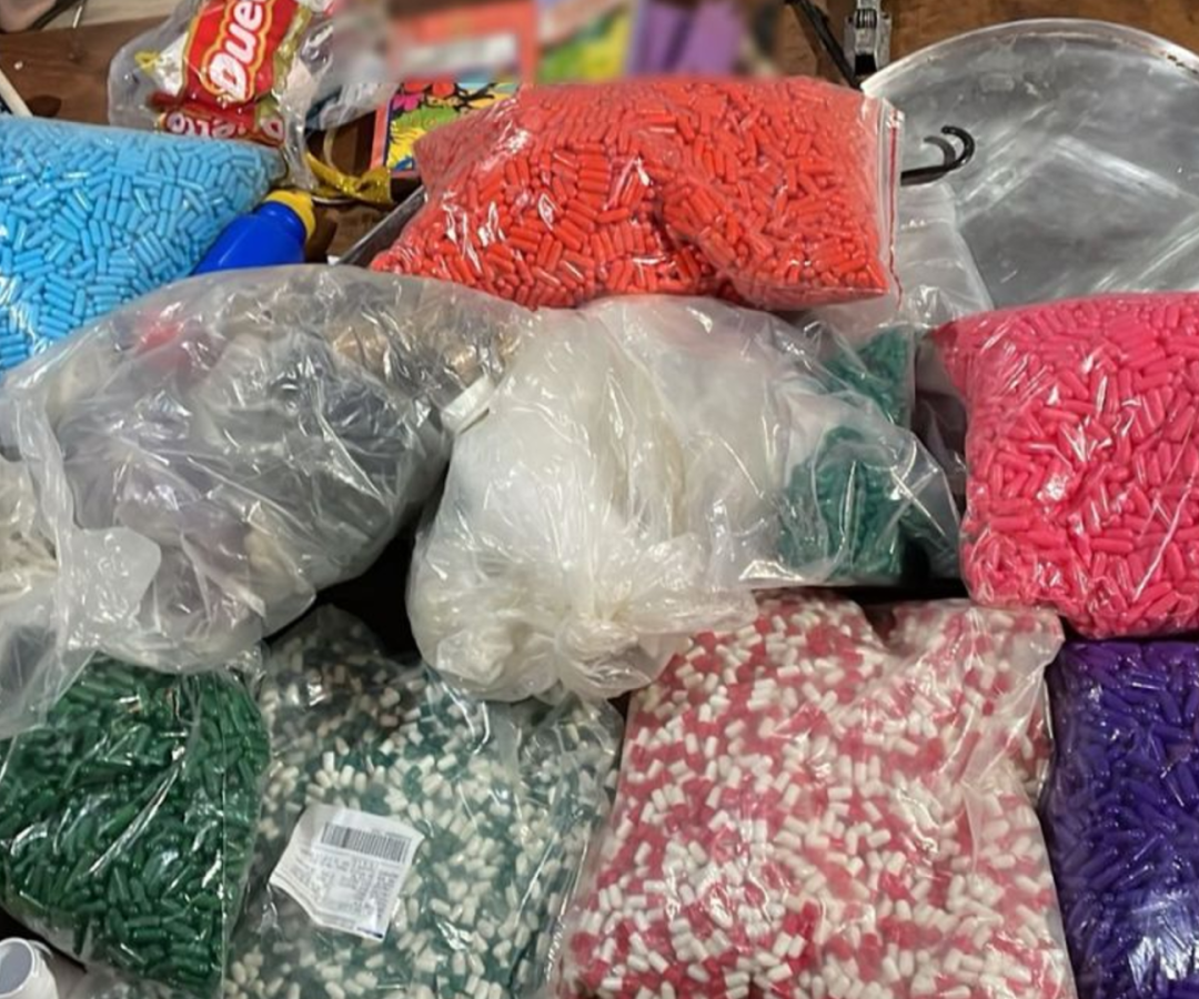 Comprimidos falsificados apreendidos em fábrica clandestina poderiam representar risco grave à saúde da população (foto: divulgação/ PCGO)