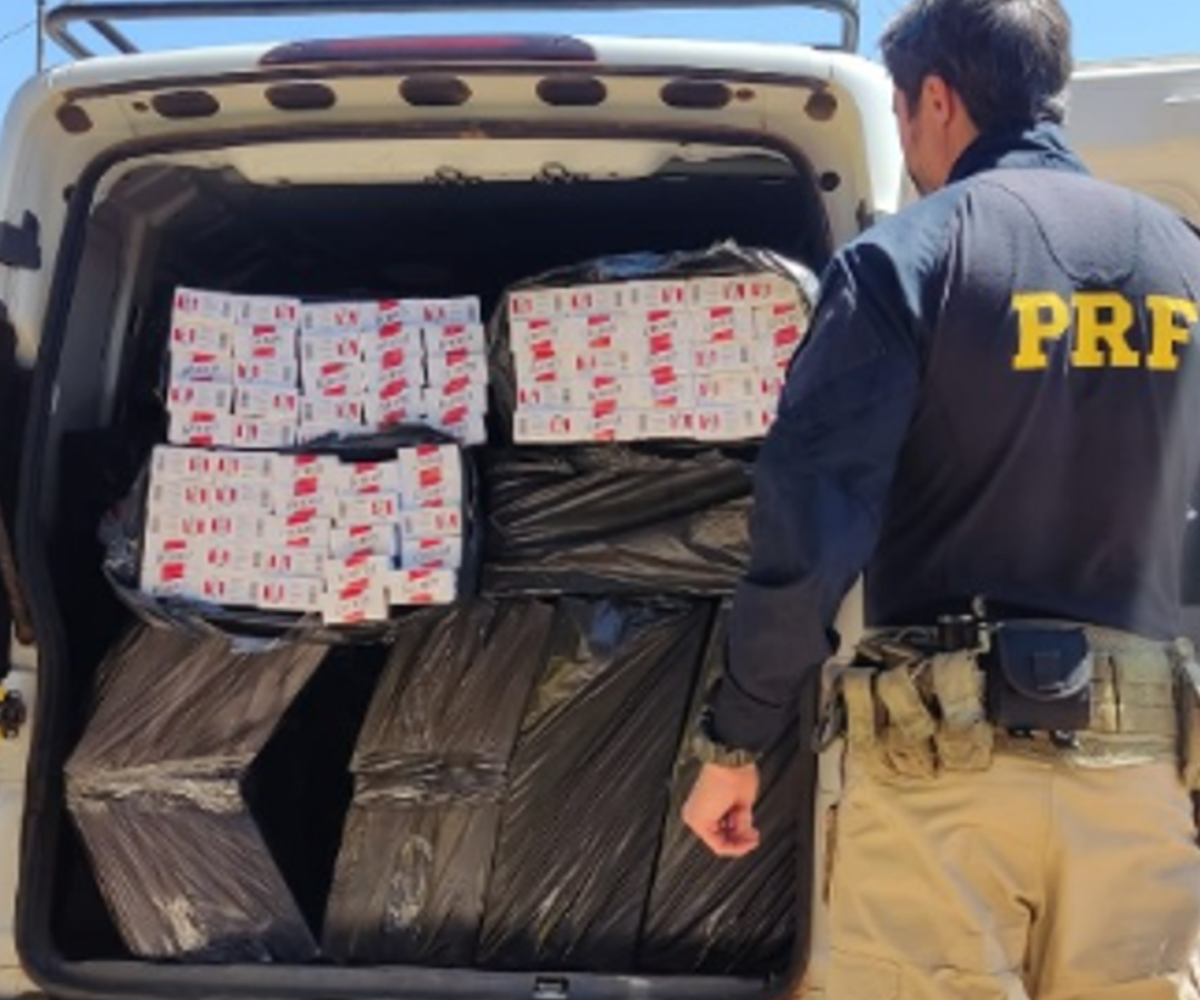 O suspeito, veículo e materiais foram encaminhados para delegacia da Policia Federal (foto: divulgação/ PRF)