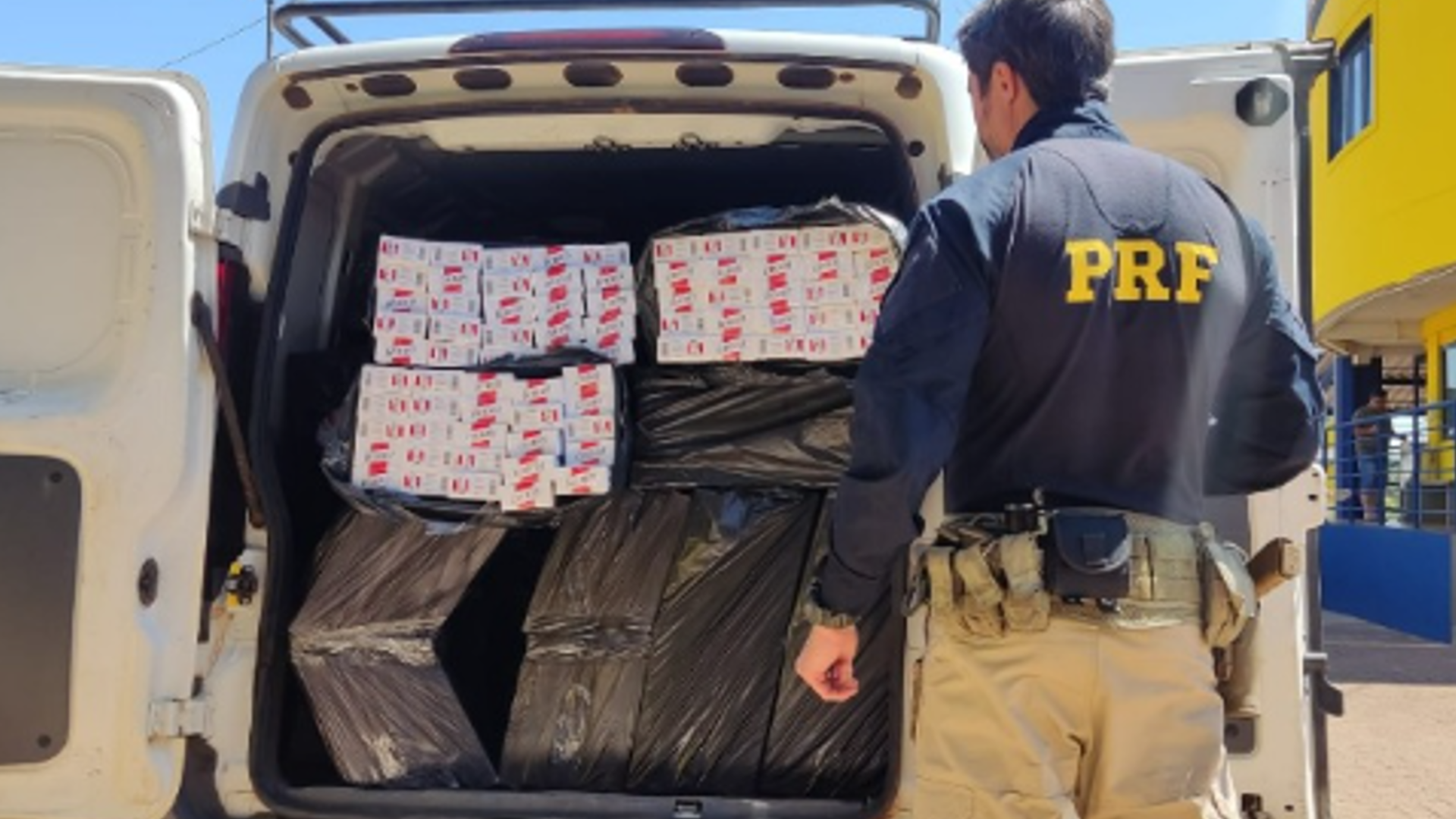 O suspeito, veículo e materiais foram encaminhados para delegacia da Policia Federal (foto: divulgação/ PRF)