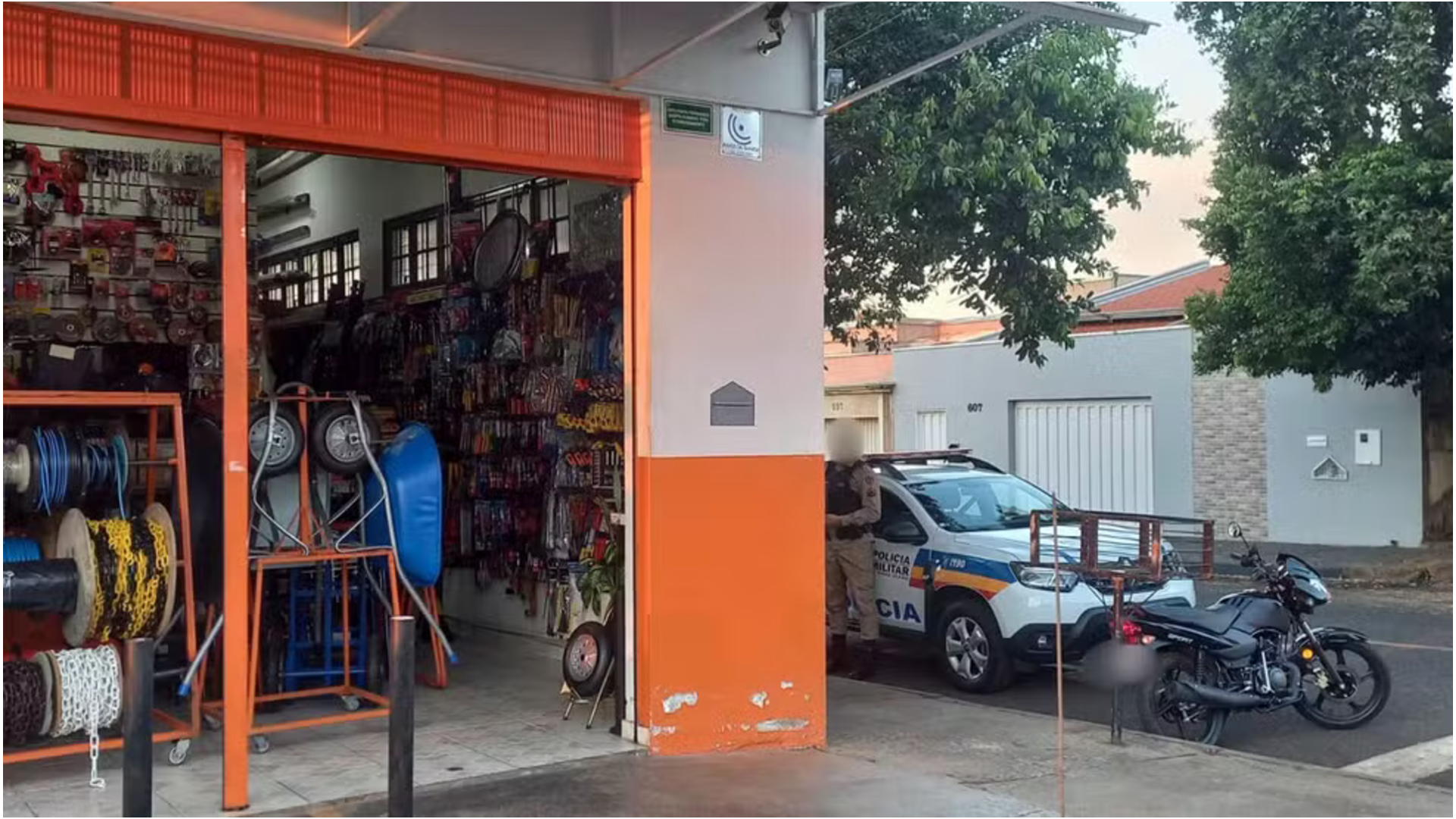Loja de ferragens onde comerciante foi baleado e morto durante assalto (foto: divulgação/ Valéria Almeida)