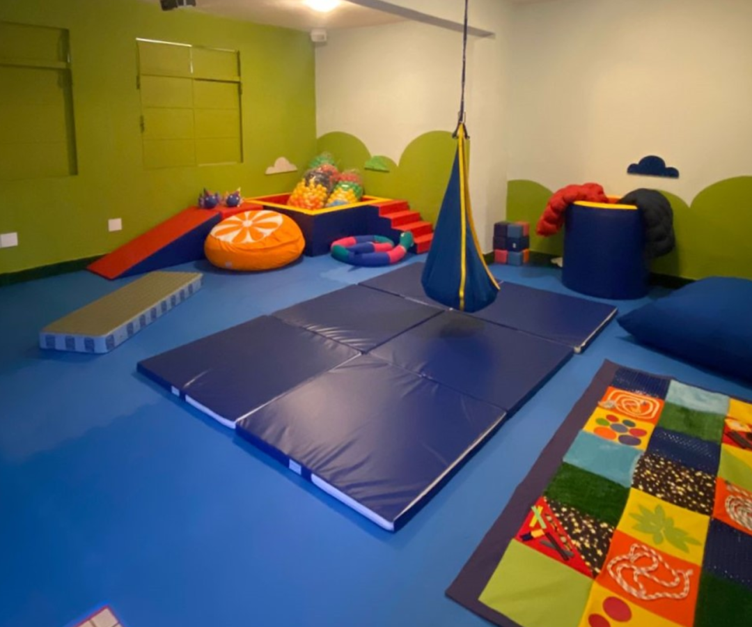 Novo espaço promove inclusão e bem-estar, atendendo crianças com deficiências e neurodivergências na escola municipal (foto: divulgação/ Secom/ PMU)