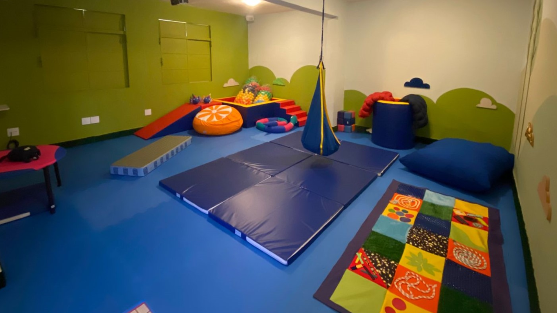 Novo espaço promove inclusão e bem-estar, atendendo crianças com deficiências e neurodivergências na escola municipal (foto: divulgação/ Secom/ PMU)