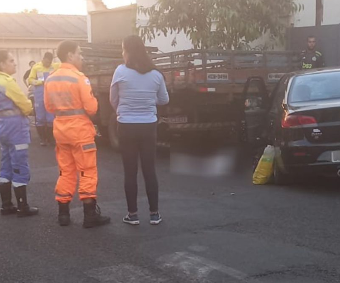 Mulher morre atropelada ao ser prensada entre carros no bairro Santa Rosa, em Uberlândia
