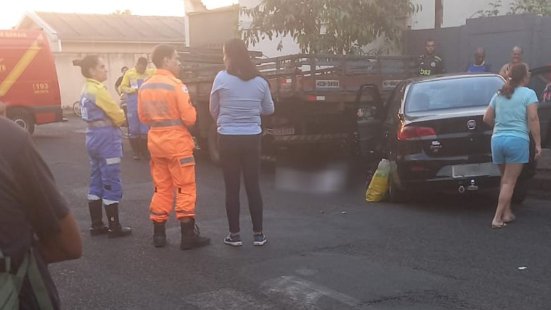 Mulher morre atropelada ao ser prensada entre carros no bairro Santa Rosa, em Uberlândia