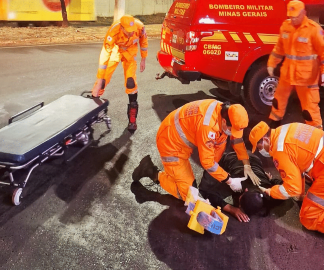 Motociclista cai após derramamento de óleo em avenida movimentada em Uberaba
