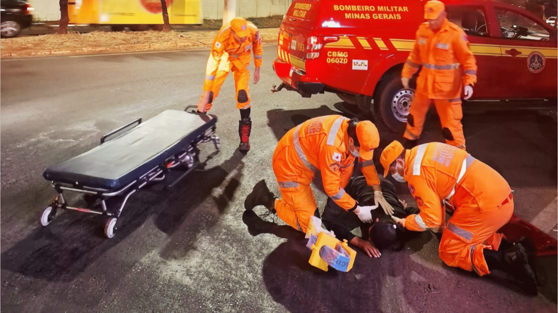 Motociclista cai após derramamento de óleo em avenida movimentada em Uberaba