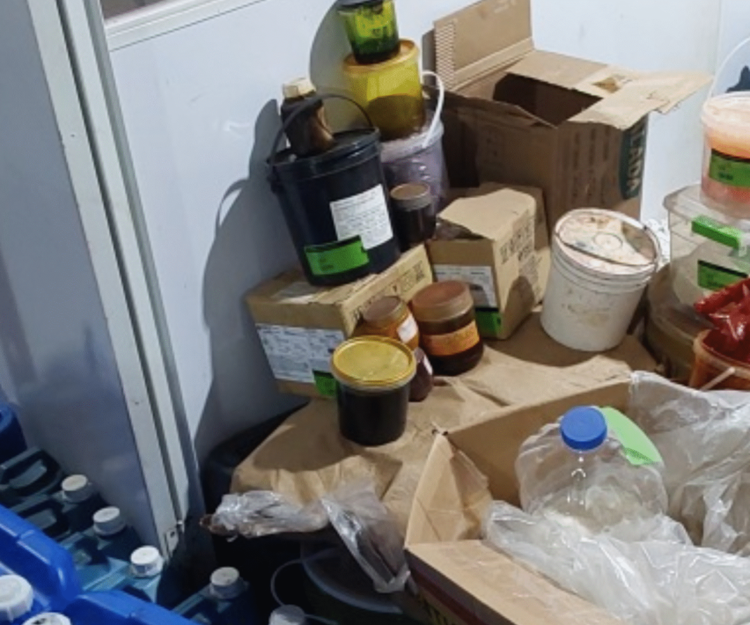 Fiscalização encontra cosméticos vencidos e prende responsável por fábrica em Uberlândia