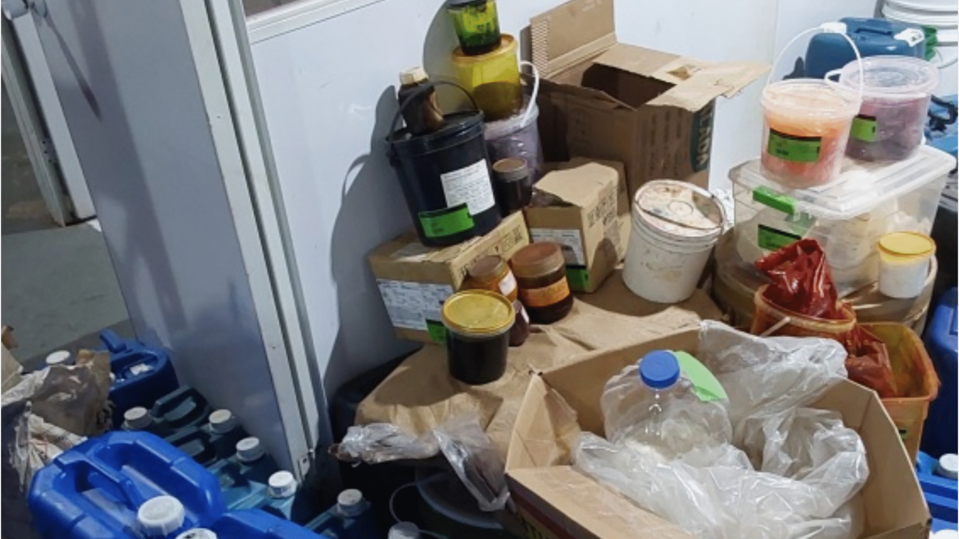 Fiscalização encontra cosméticos vencidos e prende responsável por fábrica em Uberlândia