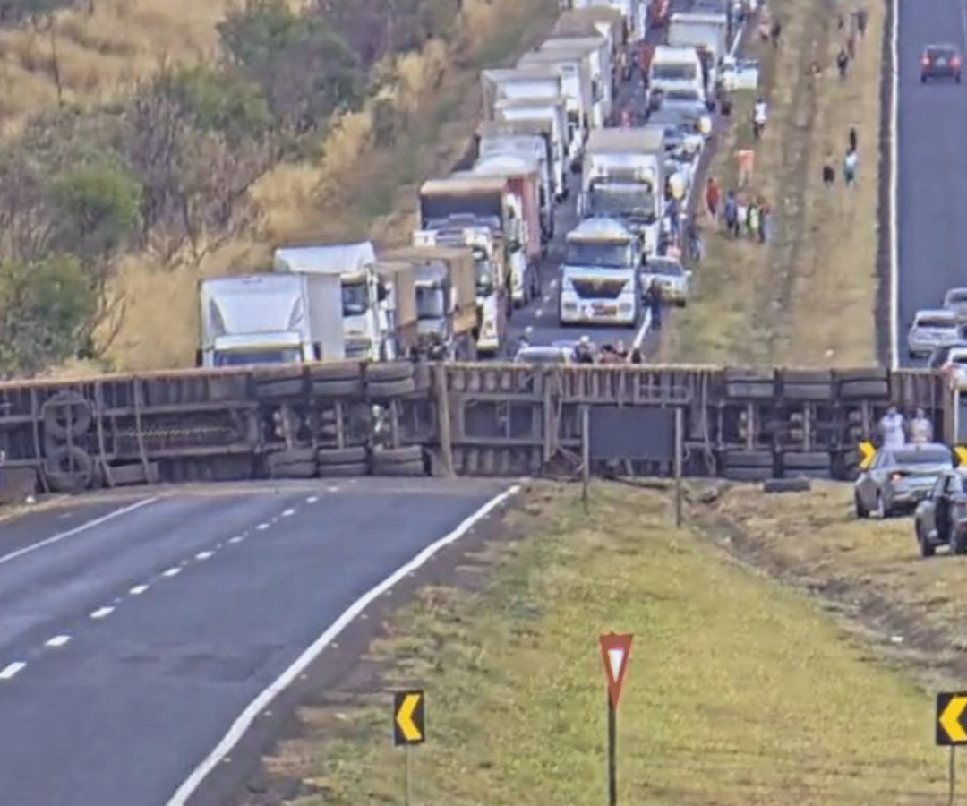 Carreta tomba e bloqueia BR-050 entre Uberaba e Uberlândia neste domingo