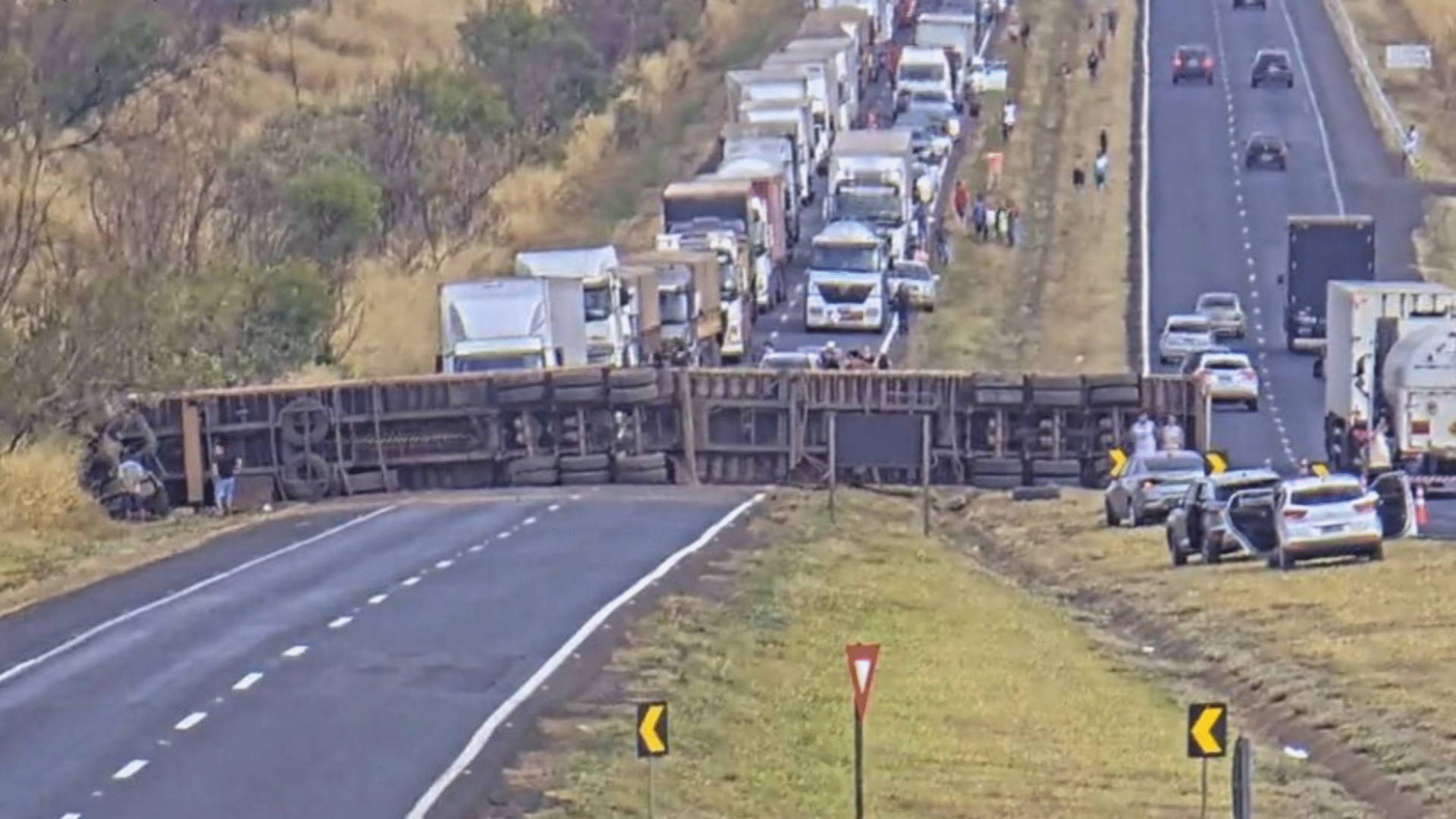 Carreta tomba e bloqueia BR-050 entre Uberaba e Uberlândia neste domingo