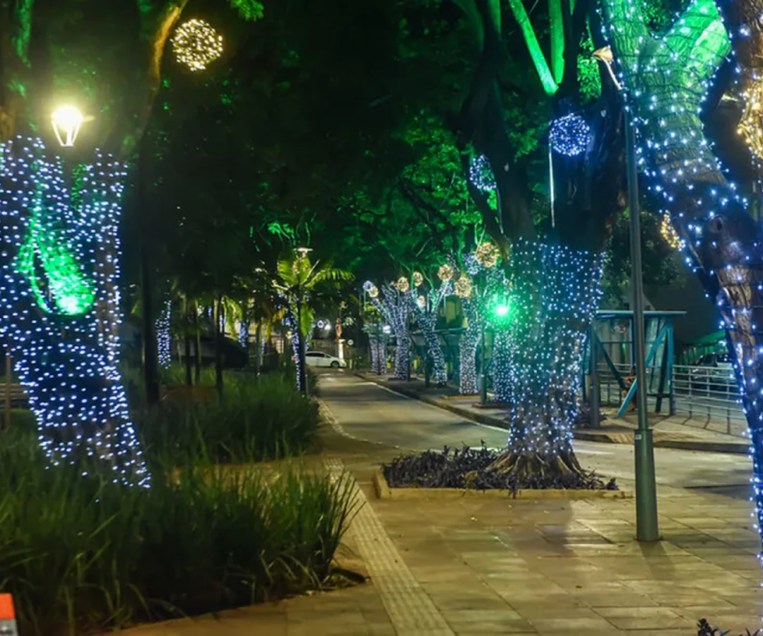 Decoração natalina celebra história, cultura e pontos icônicos de Uberaba, com tema “Contando Nossa História” (foto: divulgação/ PMU)