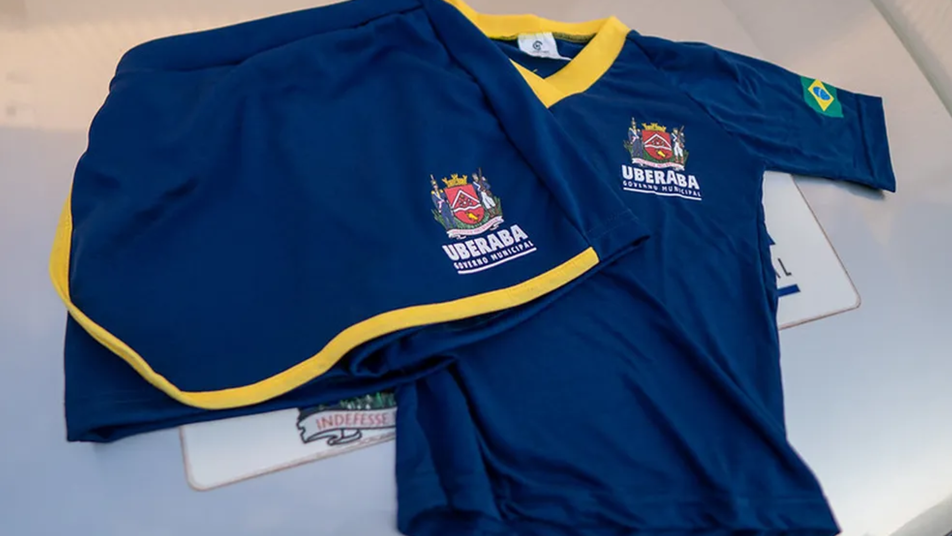 Uniforme escolar da rede pública de Uberaba (foto: divulgação/ Secom/PMU)