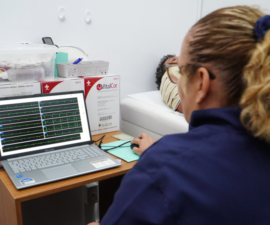 Serviço itinerante garante exames com laudos imediatos e avalia pacientes no mesmo atendimento, ampliando o acesso à saúde na cidade (foto: divulgação/ PMU)