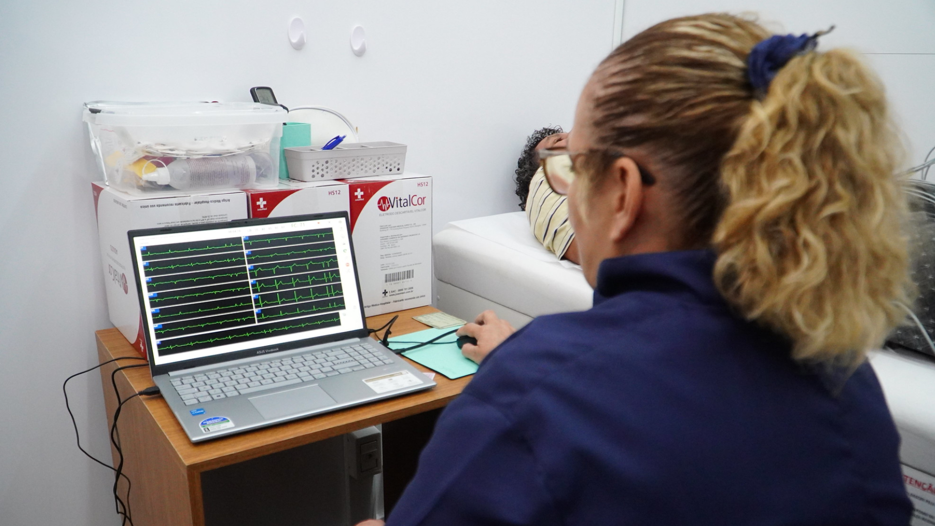 Serviço itinerante garante exames com laudos imediatos e avalia pacientes no mesmo atendimento, ampliando o acesso à saúde na cidade (foto: divulgação/ PMU)