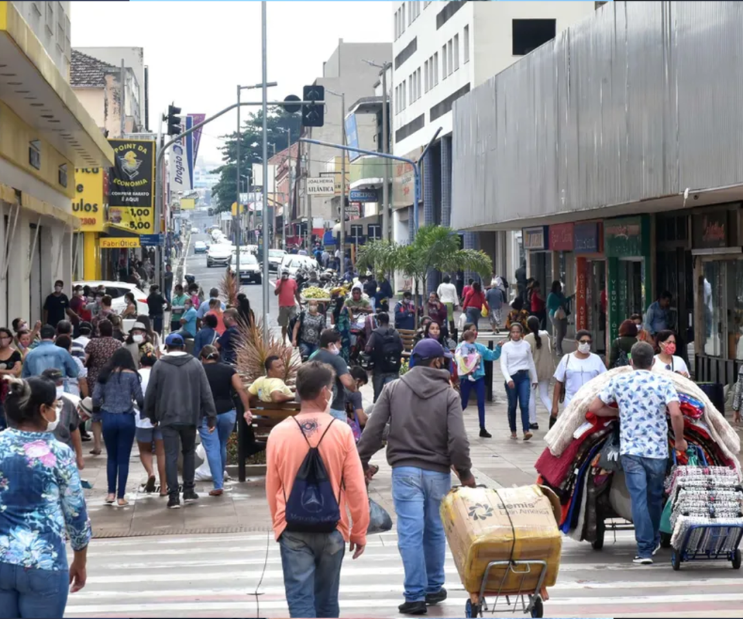 Pedestres e comerciantes circulando pelo centro de Uberaba (foto: divulgação/André Santos/ PMU)