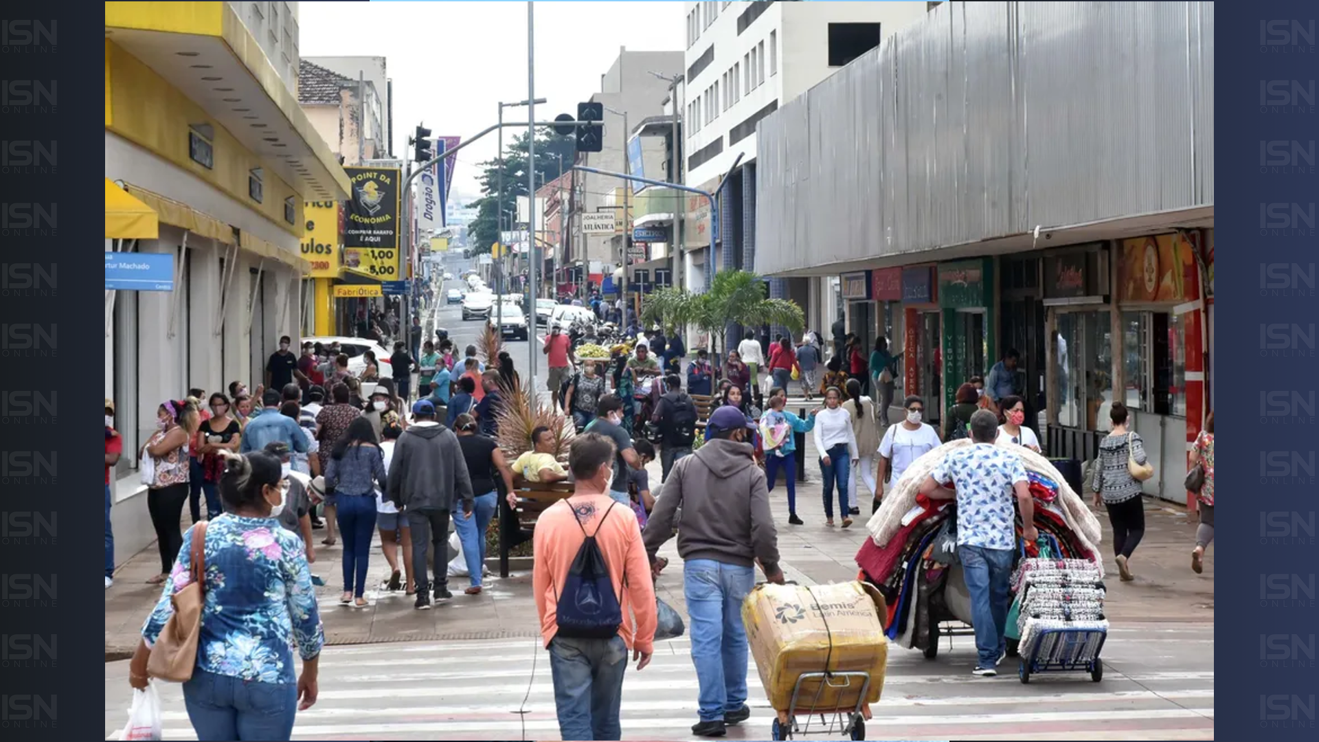 Pedestres e comerciantes circulando pelo centro de Uberaba (foto: divulgação/André Santos/ PMU)