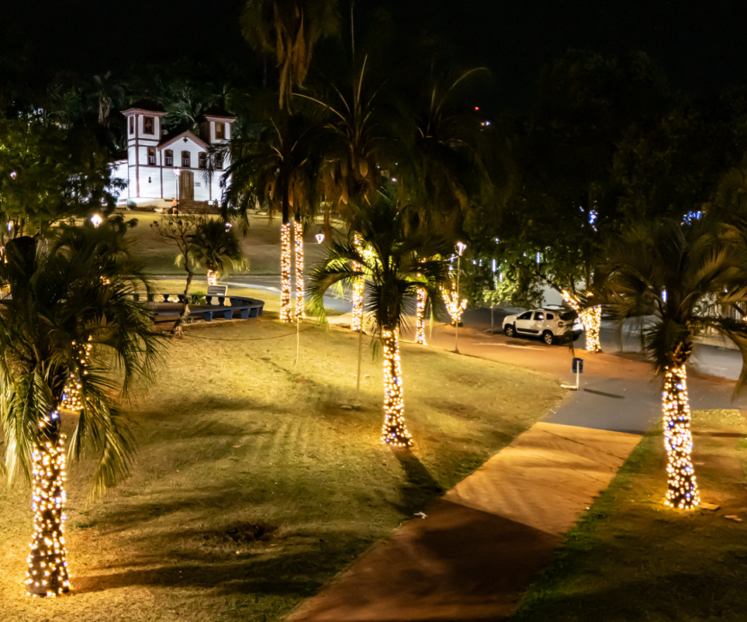 Cidade iluminada, e ao fundo, a Igreja Santa Rita (foto: divulgação/PMU)