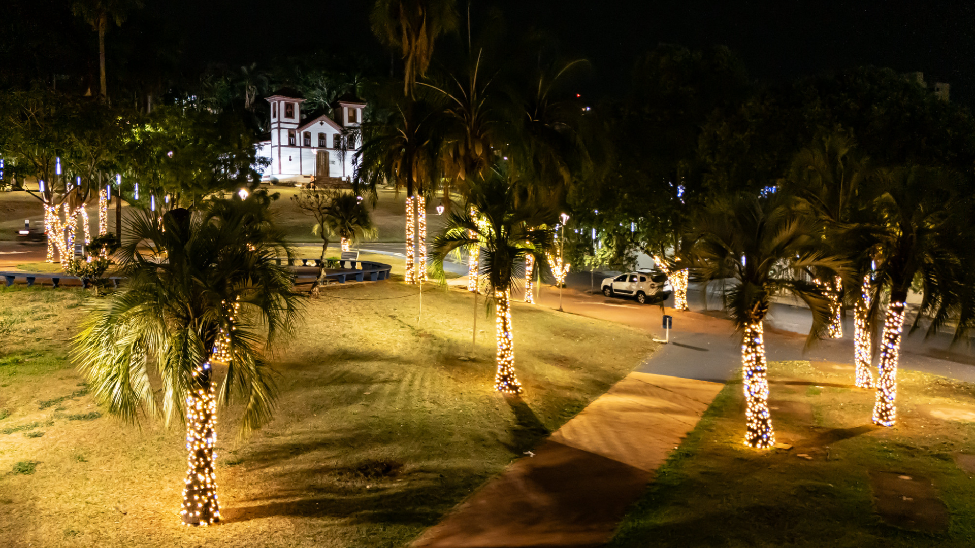 Cidade iluminada, e ao fundo, a Igreja Santa Rita (foto: divulgação/PMU)