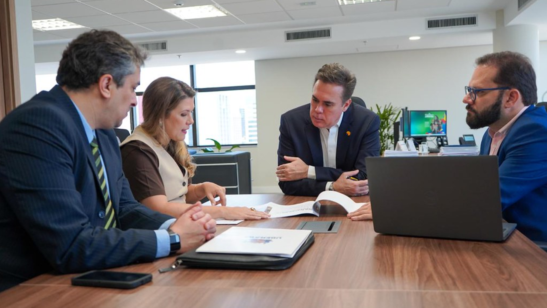Prefeita Elisa busca apoio federal para obras estruturantes de mobilidade em Uberaba (foto: divulgação/ Secom/ PMU)