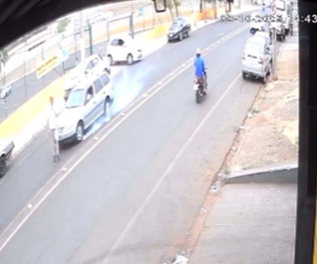 Momento em que a vítima é atropelada na Avenida Deputado Marcus Cherem ( foto: reprodução/ redes sociais)