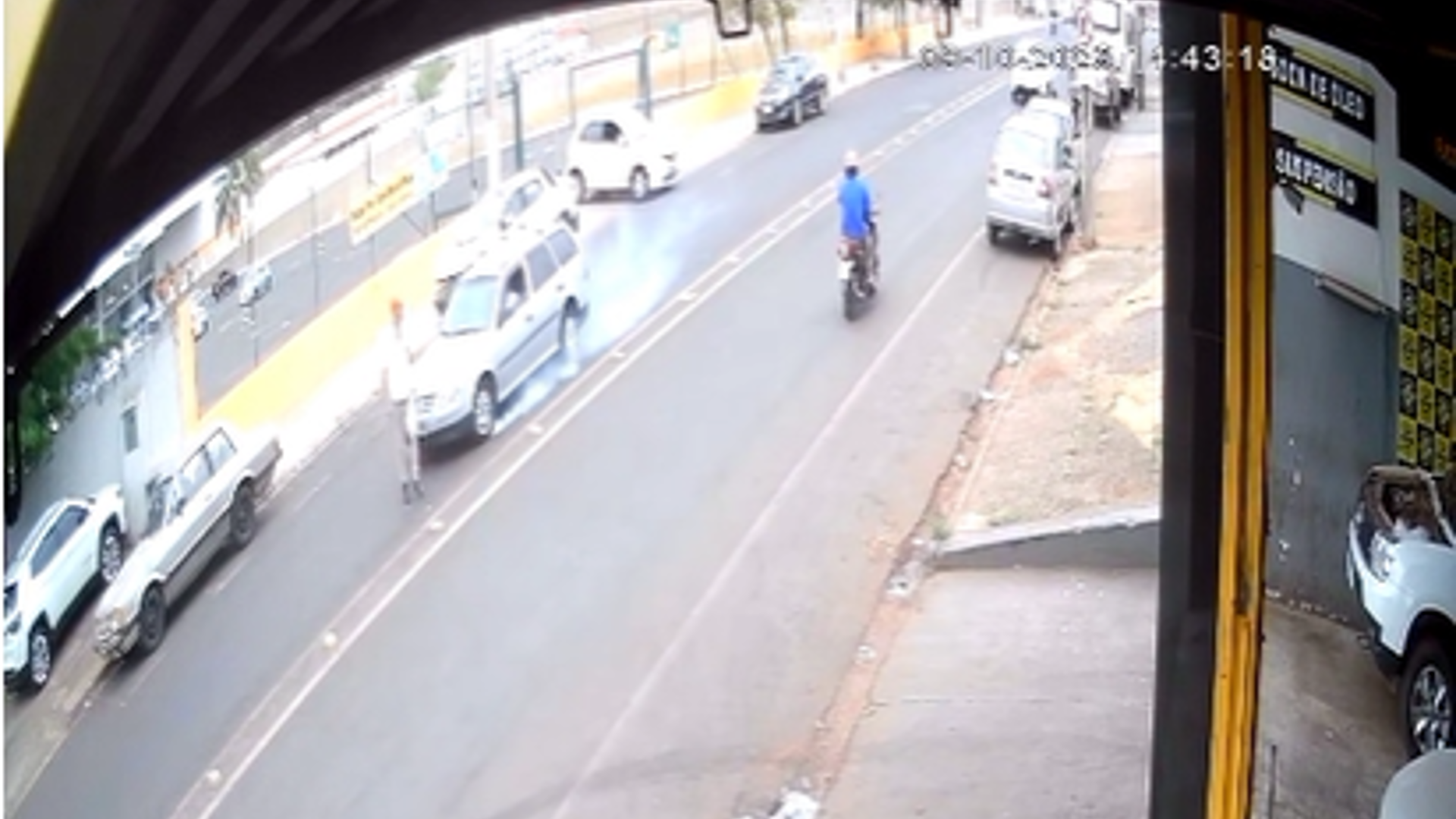 Momento em que a vítima é atropelada na Avenida Deputado Marcus Cherem ( foto: reprodução/ redes sociais)