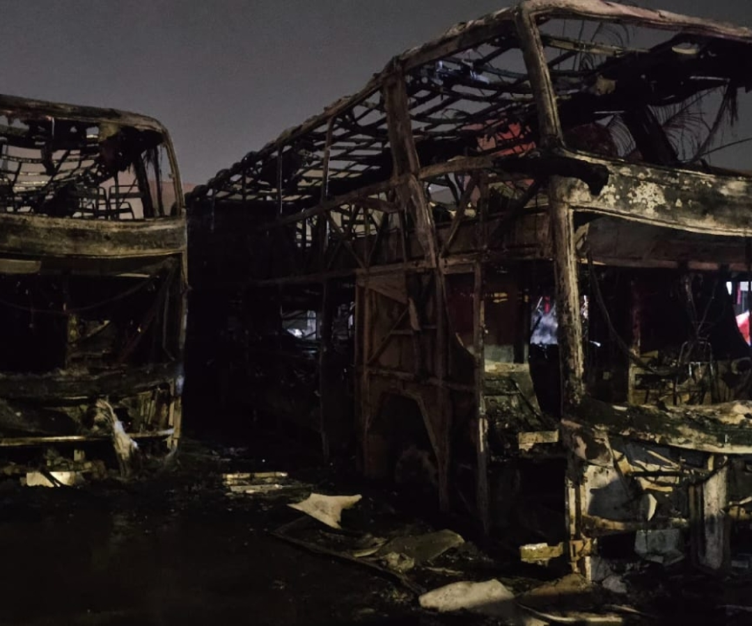 Incêndio atingiu uma garagem no bairro Jardim Inconfidência e deixou vários veículos completamente destruídos (foto: divulgação/ Corpo de Bombeiros)