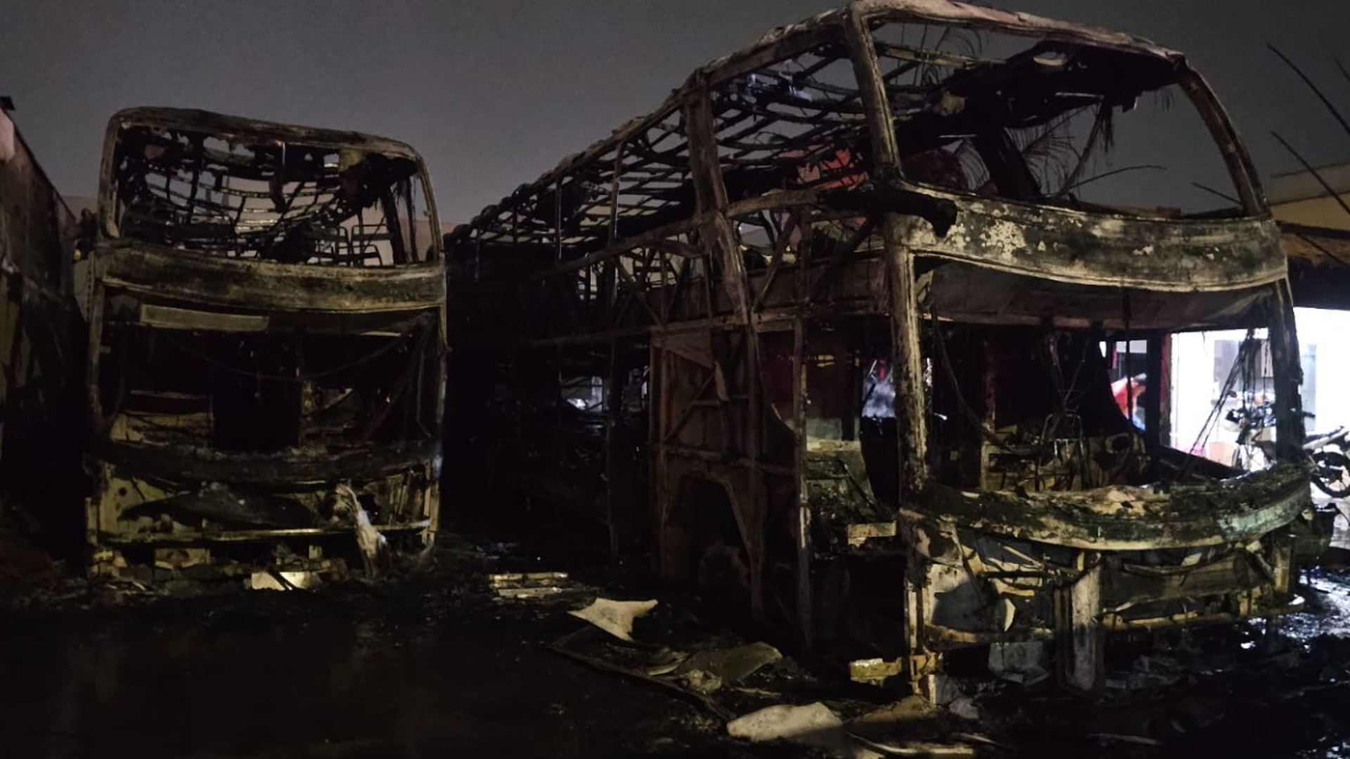 Incêndio atingiu uma garagem no bairro Jardim Inconfidência e deixou vários veículos completamente destruídos (foto: divulgação/ Corpo de Bombeiros)