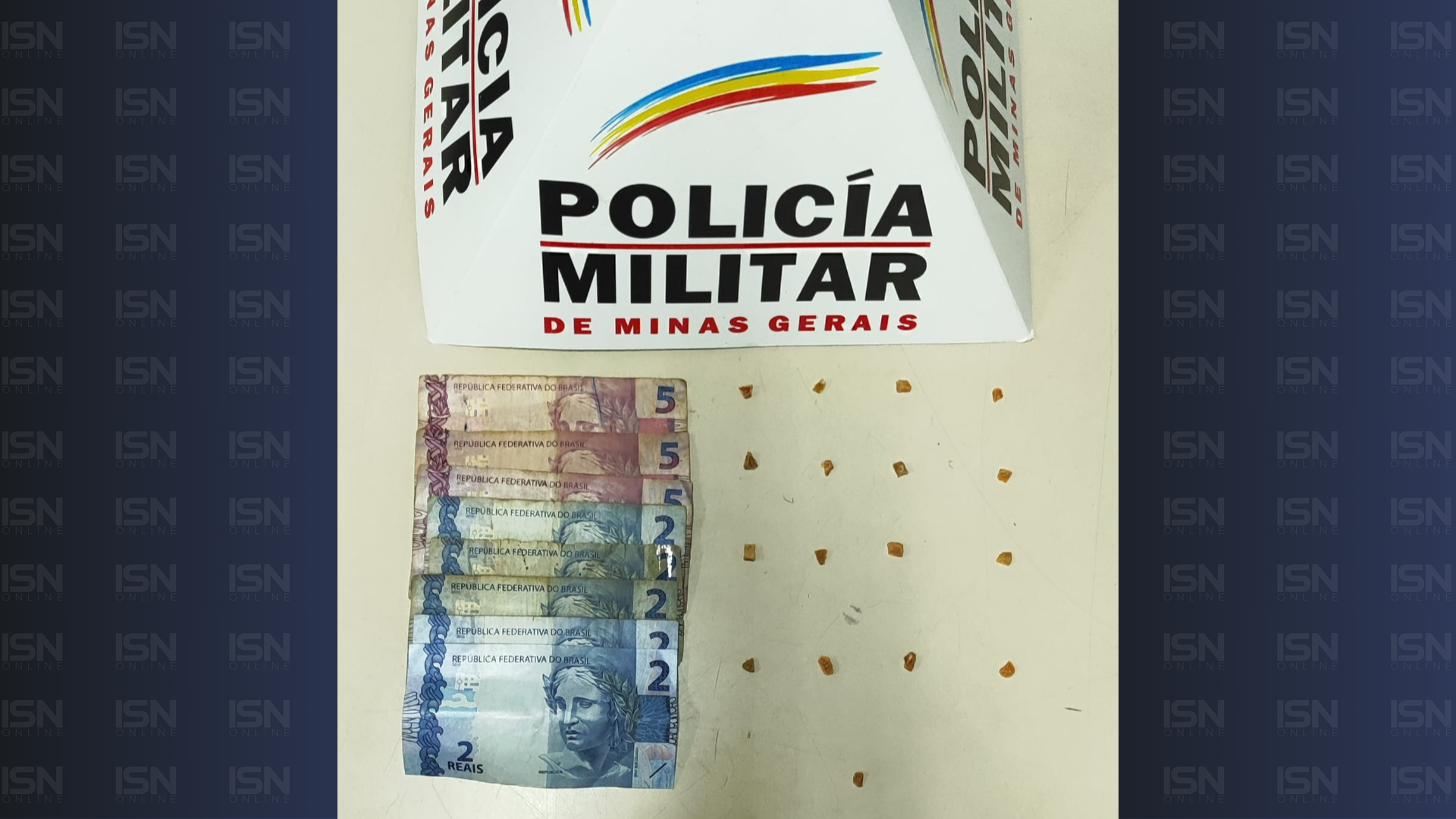 Apreensão da PM, e recuperação de 17 pedras de crack prontas para serem comercializadas (foto: divulgação/ PMMG)