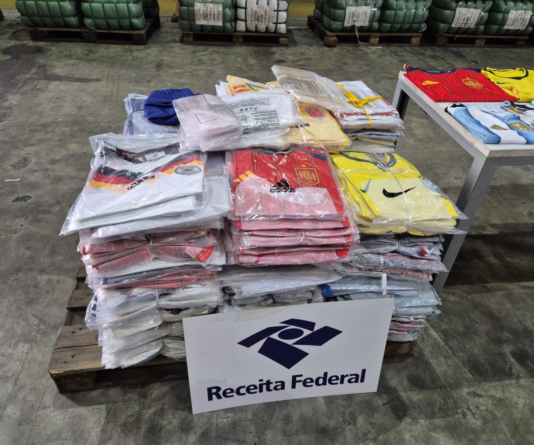 Receita apreende R$ 3,3 milhões em camisas falsas no Porto de Santos