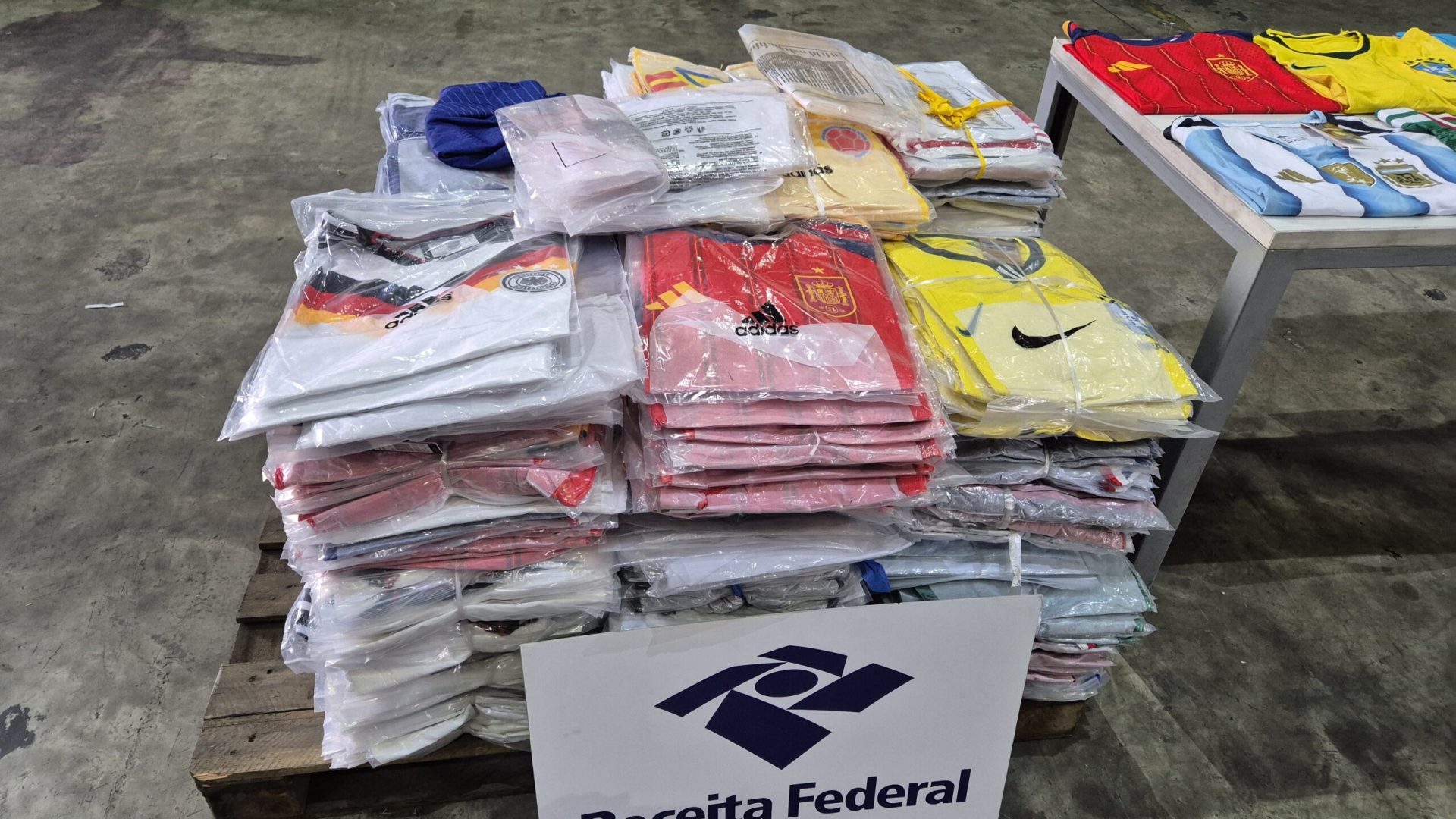 Receita apreende R$ 3,3 milhões em camisas falsas no Porto de Santos