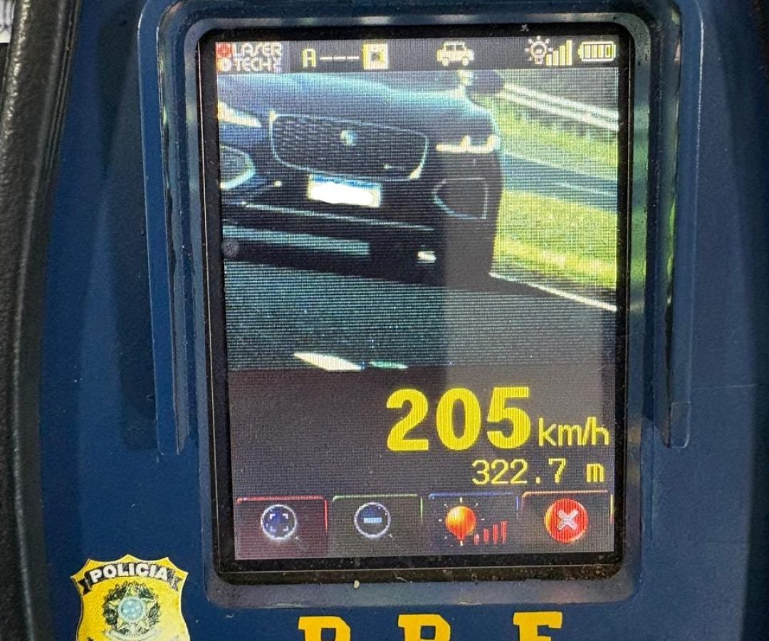 Motorista é flagrado a 205 km/h na BR-050 em Uberaba. PRF aplicará multa, suspensão da CNH e pontos na carteira. (foto: divulgação/PRF)